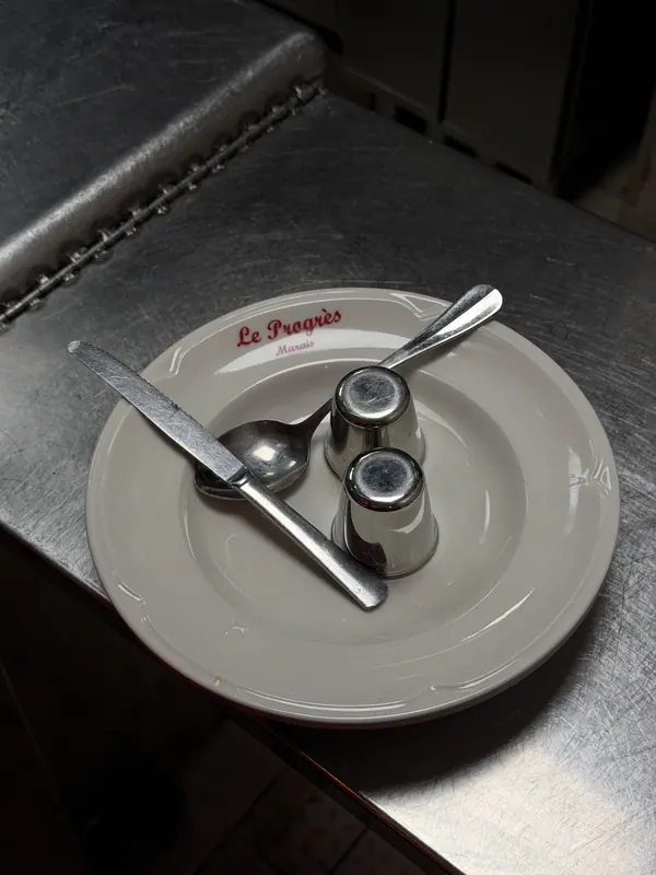 Assiette au logo du Progrès sur le comptoir