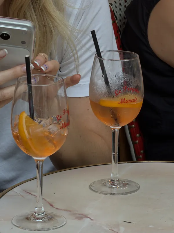 Deux spritz en terrasse au Progrès
